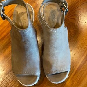 Universal Threads wedge sandals size 7